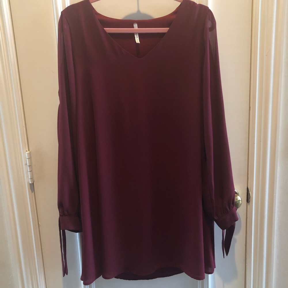 Really cute cut out sleeve dress